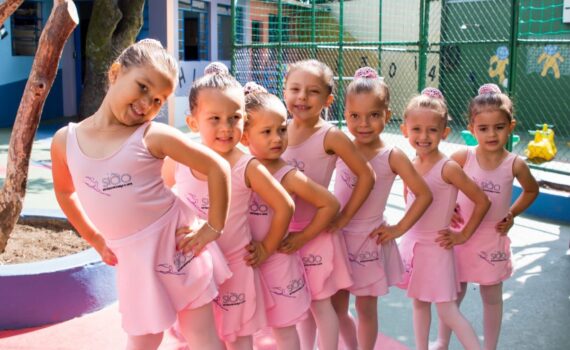 Aula de ballet para crianças em escola de educação regular